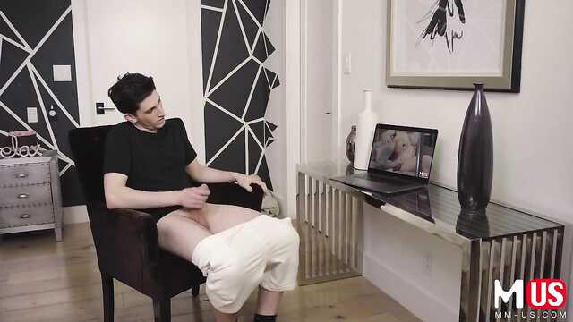 Милашка в желтых чулочках: бросьтесь на ствол!