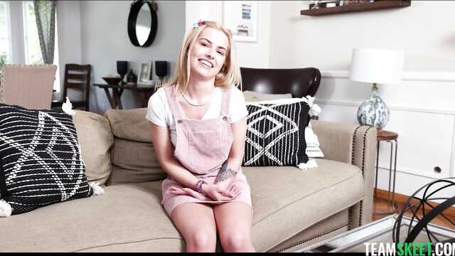 Salope souriante sur le canapé gambader avec beau