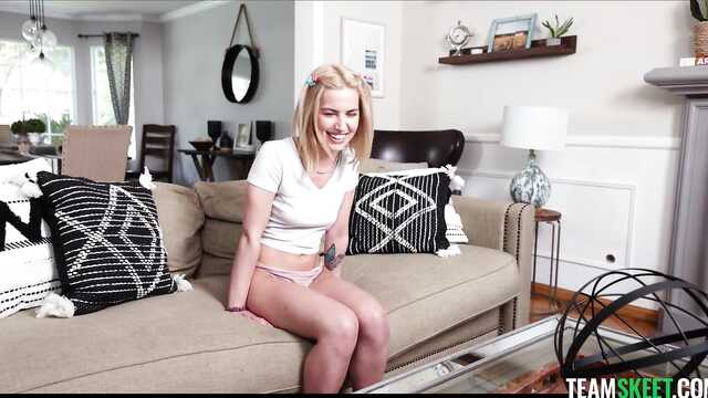 Salope souriante sur le canapé gambader avec beau