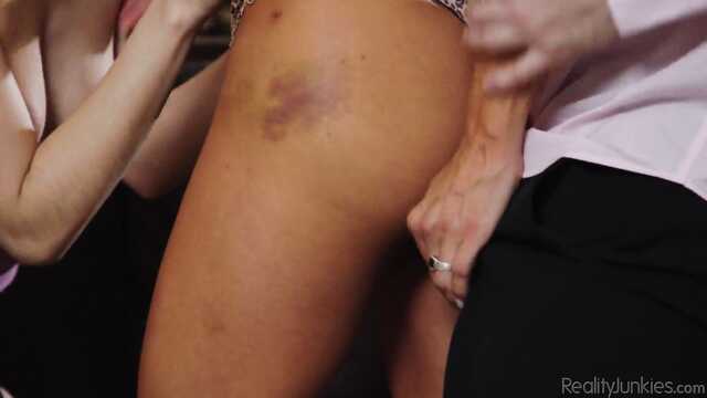 Мама согласилась на жаркий тройничок с дочерью.