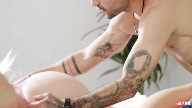 Милая девушка с роскошными телом и музыкантом веселятся.