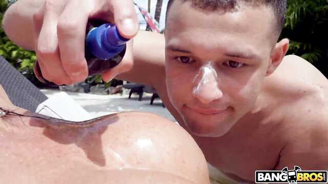 Posmarował dojrzałą kremem do opalania i tym samym przekupił ją