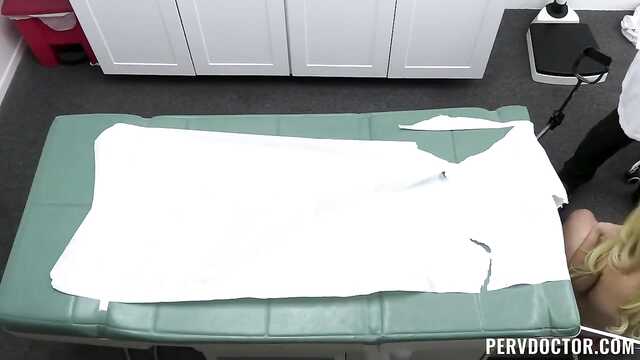 Kiedy pielęgniarka wyszła pacjentka usiadła na członku ginekologa