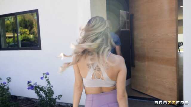 Йога-тренер знакомится с клиентками.