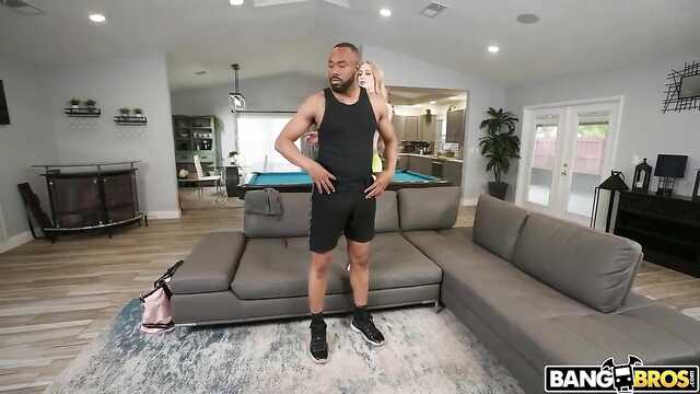 Diminuta delgada rubia recogido a sí misma increíblemente enorme polla negra