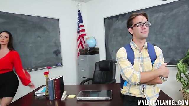 Niesamowita nauczycielka daje również lekcje seksu