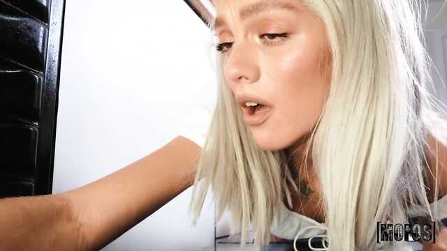 Platynowa blondynka stała się najlepszym deserem dla chłopca