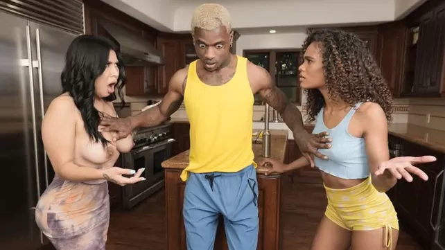 Негритос жахает екі экзотикалық жопастых блядь