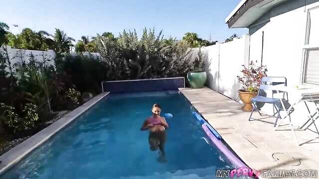 Отжарив блядь в пилотке: выходные в бассейне.