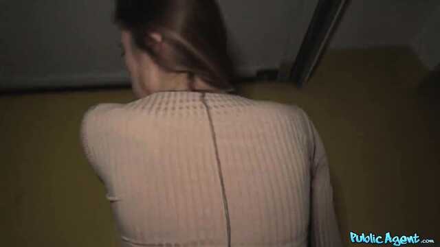 Za pieniądze suka gotowa się pieprzyć przez całą dobę