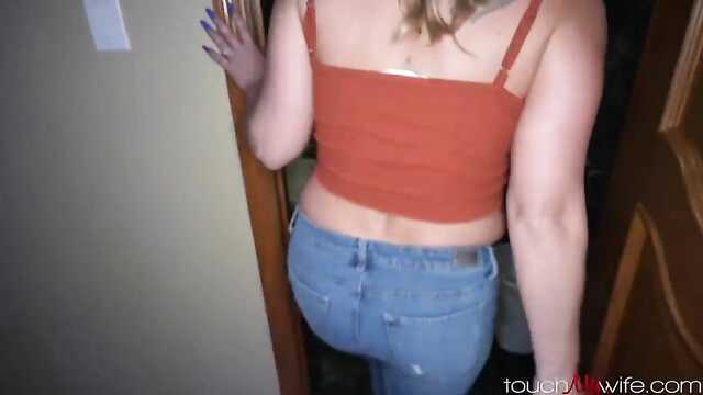 Негр искусает белокурую девушку