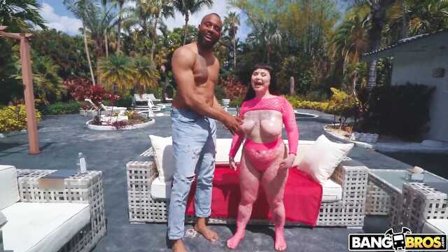 Пампушка в рожевій сітці дала негру в попку