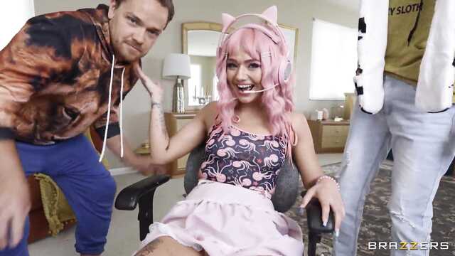 Joder streamer con el pelo rosa y su señora de la limpieza