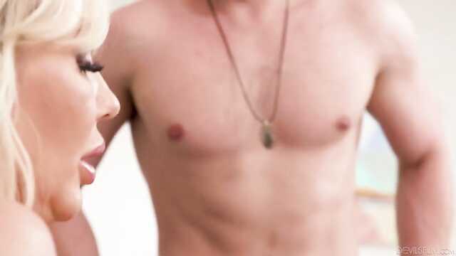 Утренняя поемка: мачеха кормит своим писком парня.