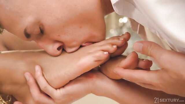 The way to the ass of a mulatto lies through licking her legs