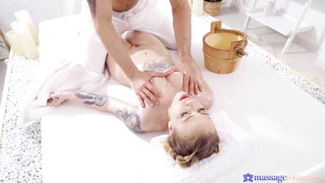 Przestań zgniatać moje plecy, lepiej włóż kutasa do cipki