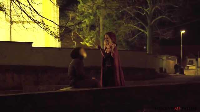 Dziewczyna w stroju Czerwonego Kapturka daje w furgonetce