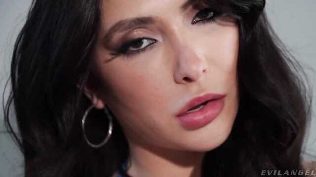 Прекрасная Телочка поворачивается с Грацией