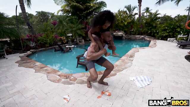 Przy basenie szalona Afrykańska dziewczyna rozbrykana z kumplem