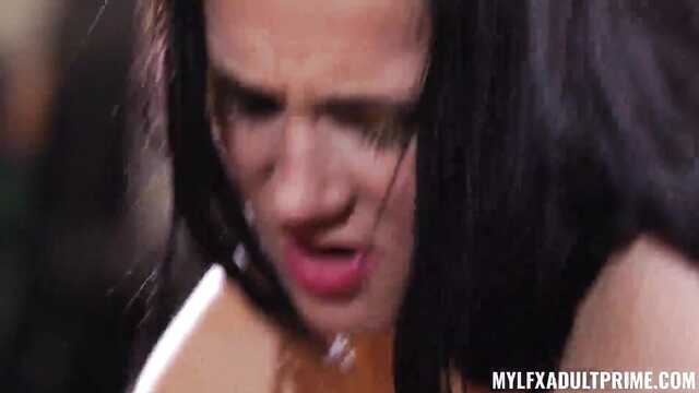 Ein Fotograph hat einen Analsex mit einer schönen Dame gefilmt