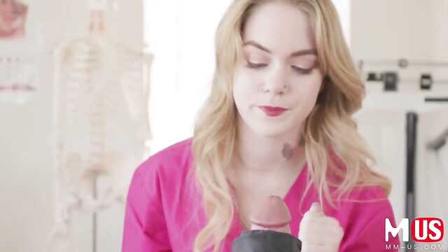 Красива пілотка милашки впустила в себе болт кавалера