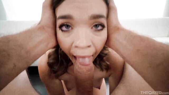 Der Junge arbeitet effektiv tief in den Hals