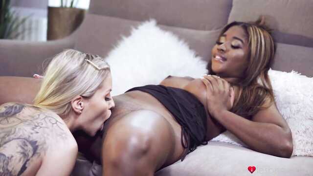 Murzynka i blondynka fajnie wyglądają w międzyrasowym lesbijskim seksie