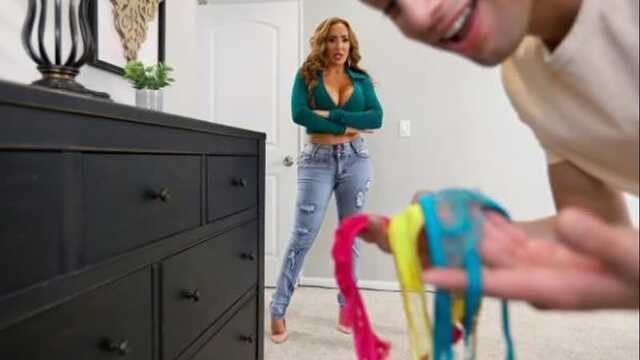 Зрелка отвела пилоткой, чтобы пасынок не тырил трусы.