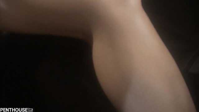 Лесби-эксперименты: Бокалы вина и две красотки.