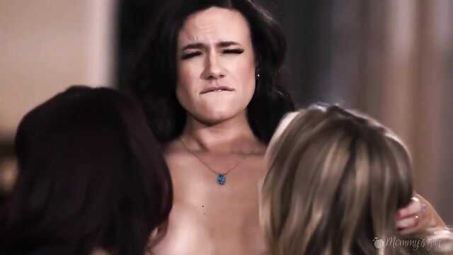 Мамаша учит дочек лесби-сексу