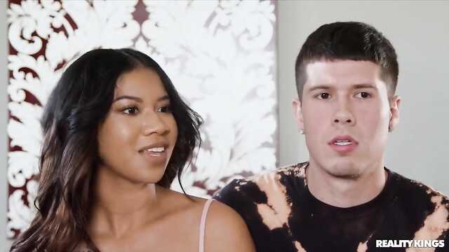 Gwiazda porno Latynoska dobrze radzi sobie z czekoladowym penisem