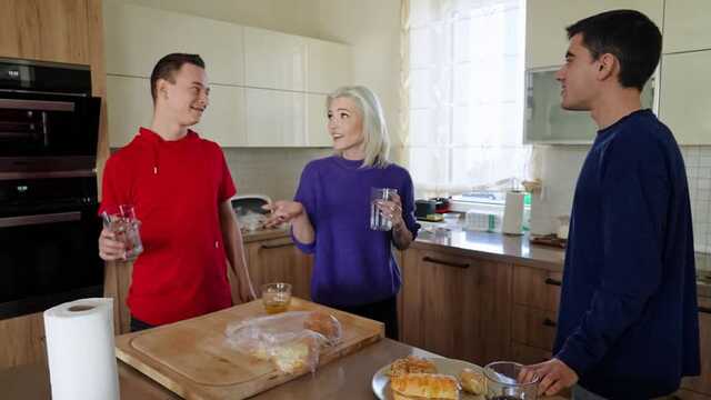 Он поцеловал девушку лучшего друга.