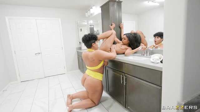 Жена меняет Мужа за Лесбиянку.