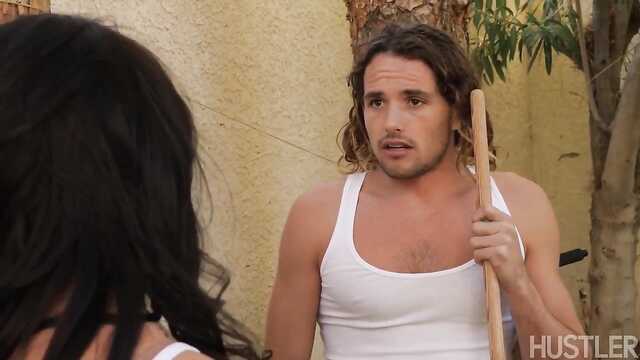 Дивандағы бағбан үйдің әдемі иесін жұлып алды