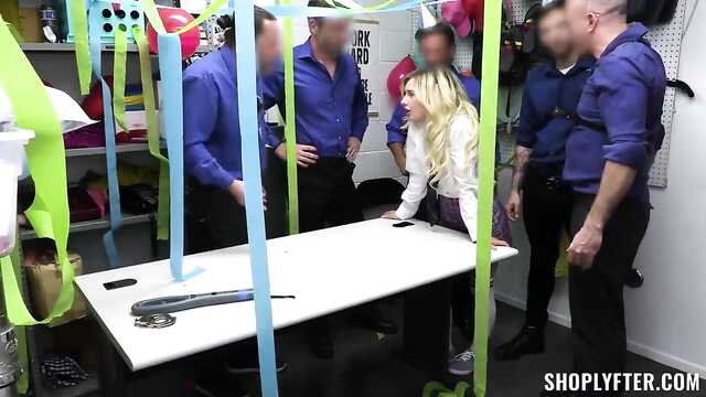 Uma multidão de guardas esmagou uma jovem ladra