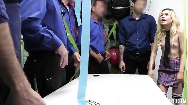 Uma multidão de guardas esmagou uma jovem ladra