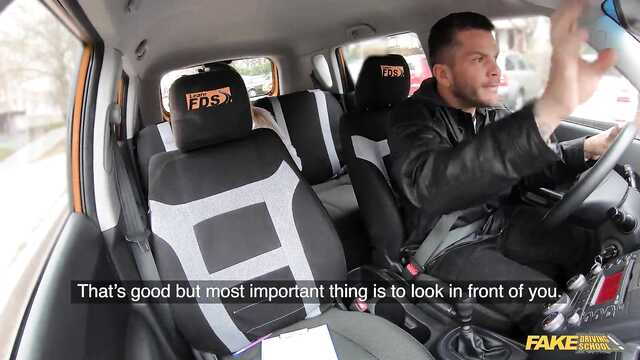 Bujaczek długo jęczy podczas pieprzenia z instruktorem jazdy