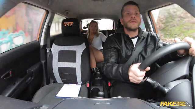 Bujaczek długo jęczy podczas pieprzenia z instruktorem jazdy