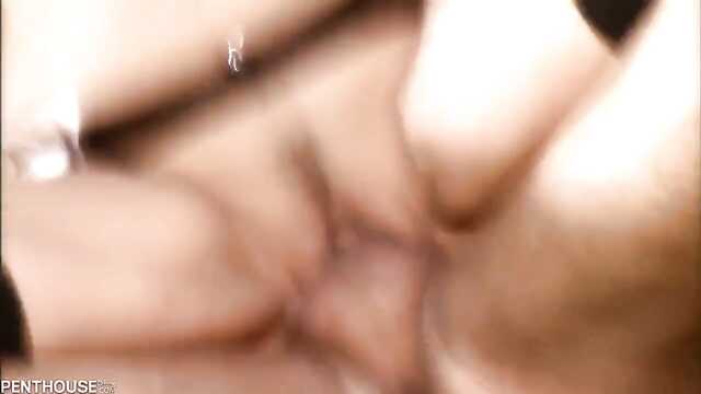 Estricto dominatrix castiga esclavo y se hace follar