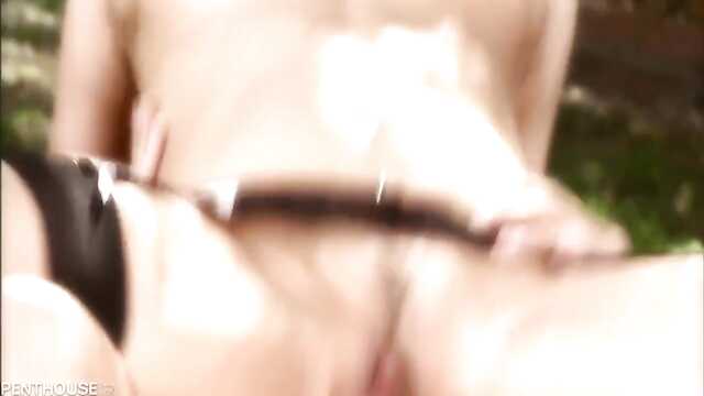 Estricto dominatrix castiga esclavo y se hace follar