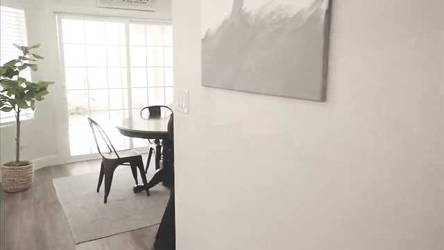 Шатенка заставила мастера трахнуть её.