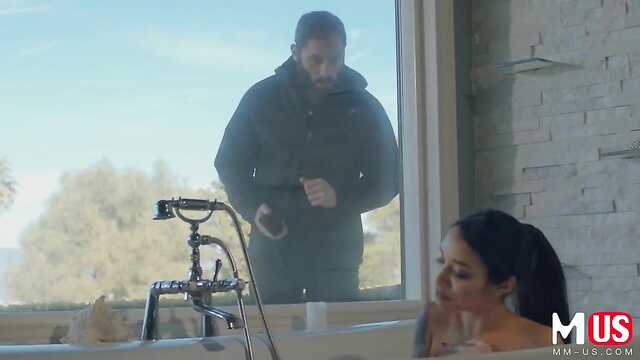 Douce asiatique avec des tatouages sur le corps s'est donnée dans la chatte