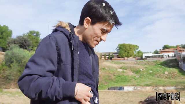 Милашка дает глубокий минет и трахается с незнакомцем.