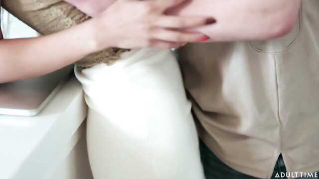 Chuda Azjatycka Laska zwabiła faceta do domu na seks na kanapie