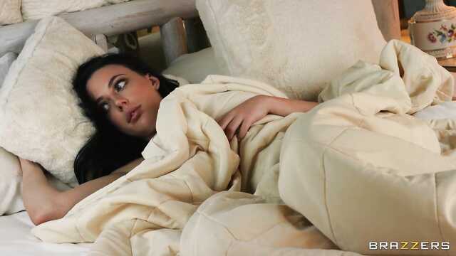 Laska pieprzy się z facetem i gaśnie do pieprzenia dojrzałą dziewczynę