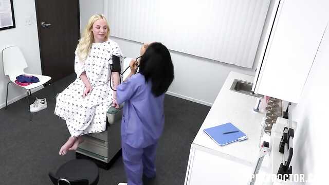 Пациентка и Медсестра Атакуют Член Доктора.