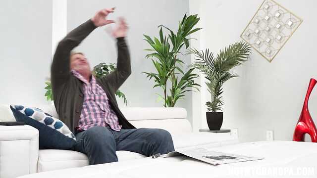 Menina e homem adulto insaciavelmente fodendo no sofá