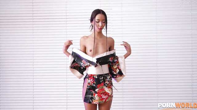 Chuda Japonka z opalonym ciałem oddaje się w wąski Anal