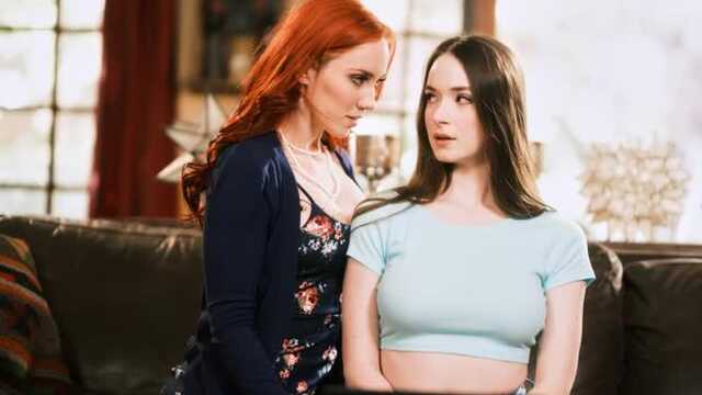 Кунилингус: Рыжая мачеха учит падчерицу оргазму.