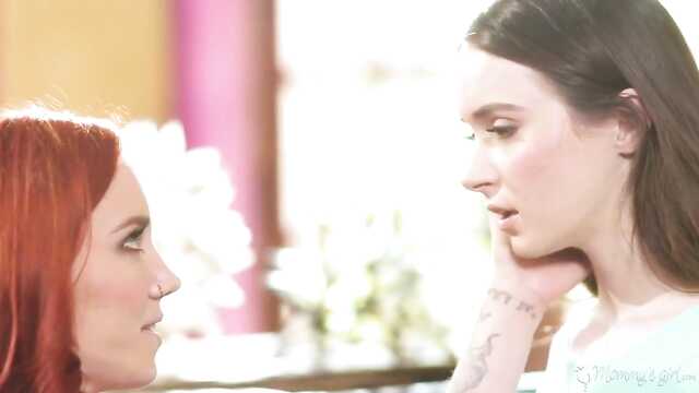 Кунилингус: Рыжая мачеха учит падчерицу оргазму.